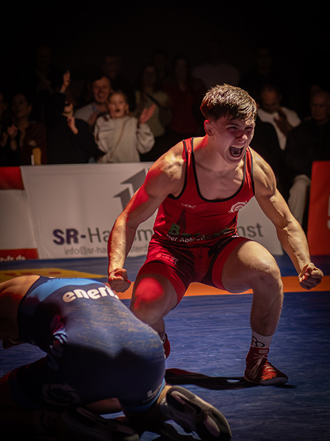 2025_11_29_RKG_Freiburg_1._Bundesliga_vs_KSC_Hösbach_Dario_Fischietti_rotes_Trikot_Sponsor_Hirsch_Bier_Wurmlingen