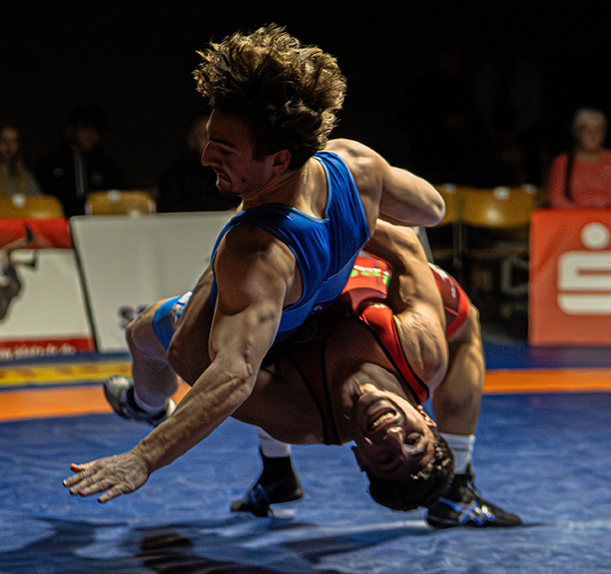 2025_12_20_RKG_Freiburg_1._Bundesliga_Suplexspezialist_Amir_Hajraj_rotes_Trikot_Sponsor_Hirsch_Bier_Wurmlingen