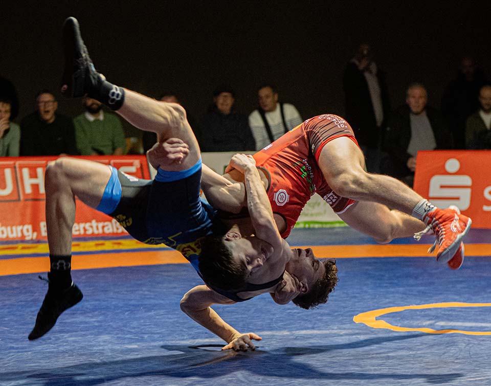 2025_12_13_RKG_Freiburg_1._Bundesliga_vs_ASV_Mainz_88_Dario_Fischietti_rotes_Trikot_Sponsor_Hirsch_Bier_Wurmlingen