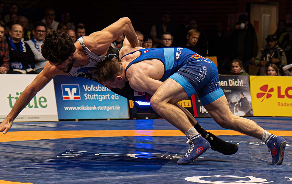 2025_12_20_RKG_Freiburg_1._Bundesliga_vs_ASV_Schorndorf_Lars_Schaefle_rotes_Trikot_vs_Kiril_Kildau_Sponsor_Hirsch_Bier_Wurmlingen