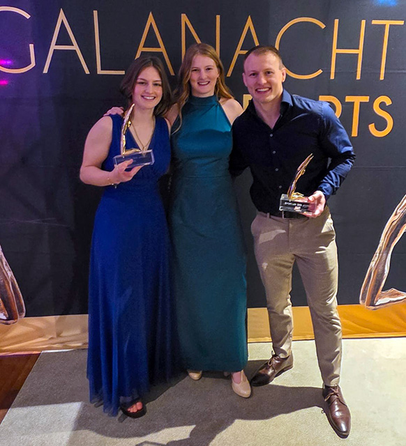 2026.03.14_RKG_Freiburg_1._Bundesliga_Ringen_Lars_Schaefle_Freiburgs_Sportler_des_Jahres_2026_mit_seinen_Schwestern_Leonie_&_Sophia_Sponsor_Hirsch_Bier_Wurmlingen