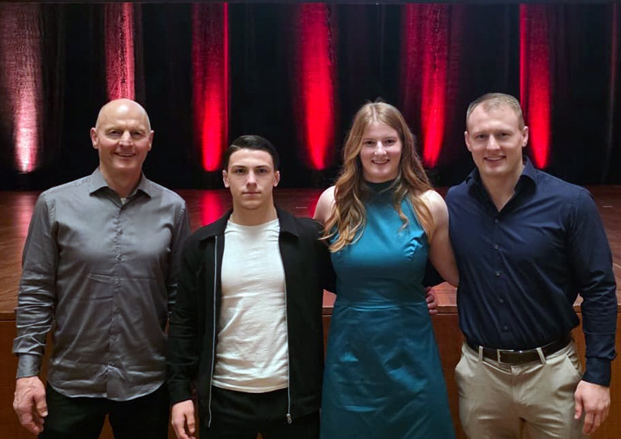 2026.03.14_RKG_Freiburg_1._Bundesliga_Ringen_v.li.:_Vorstand_Hartmut_Leiber_Dario_Fischietti_Sophia_&_Lars_Schaefle_Sponsor_Hirsch_Bier_Wurmlingen