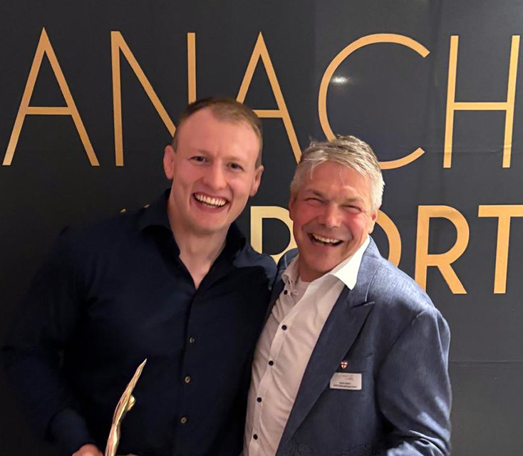 2026.03.14_RKG_Freiburg_1._Bundesliga_Ringen_Sportbürgermeister_Stefan_Breiter_mit_Lars_Schaefle_Sportler_des_Jahres_2026_Sponsor_Hirsch_Bier_Wurmlingen