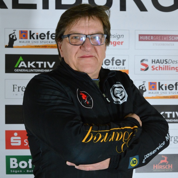 2025_12_01_RKG_Freiburg_1._Bundesliga_Ludwig_Rösler_Trainer_Sponsor_Hirsch_Bier_Wurmlingen