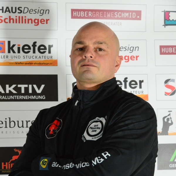 2025_12_01_RKG_Freiburg_1._Bundesliga_Benni_Leinenbach_Trainer_Sponsor_Hirsch_Bier_Wurmlingen