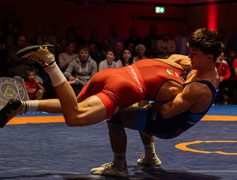 Dario Fischietti gegen Oubayda Itaev