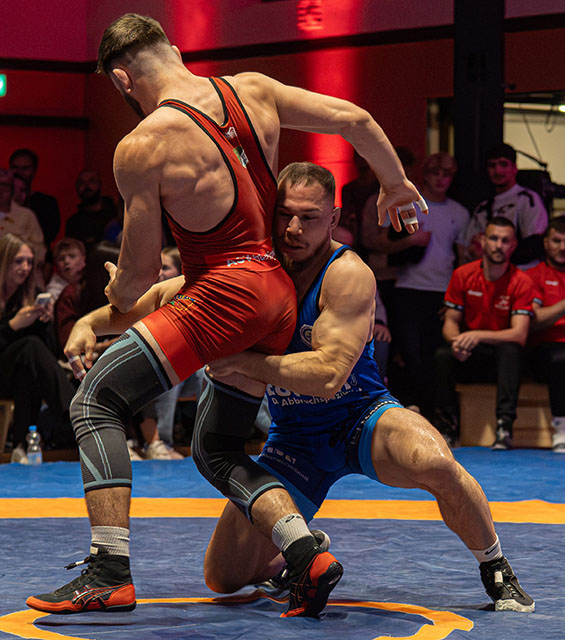 Kevin Henkel gegen Valentin Borzin